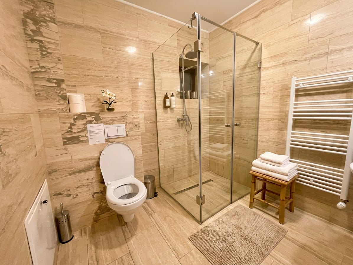 Baie finisată cu travertin la Villa DeaDorata