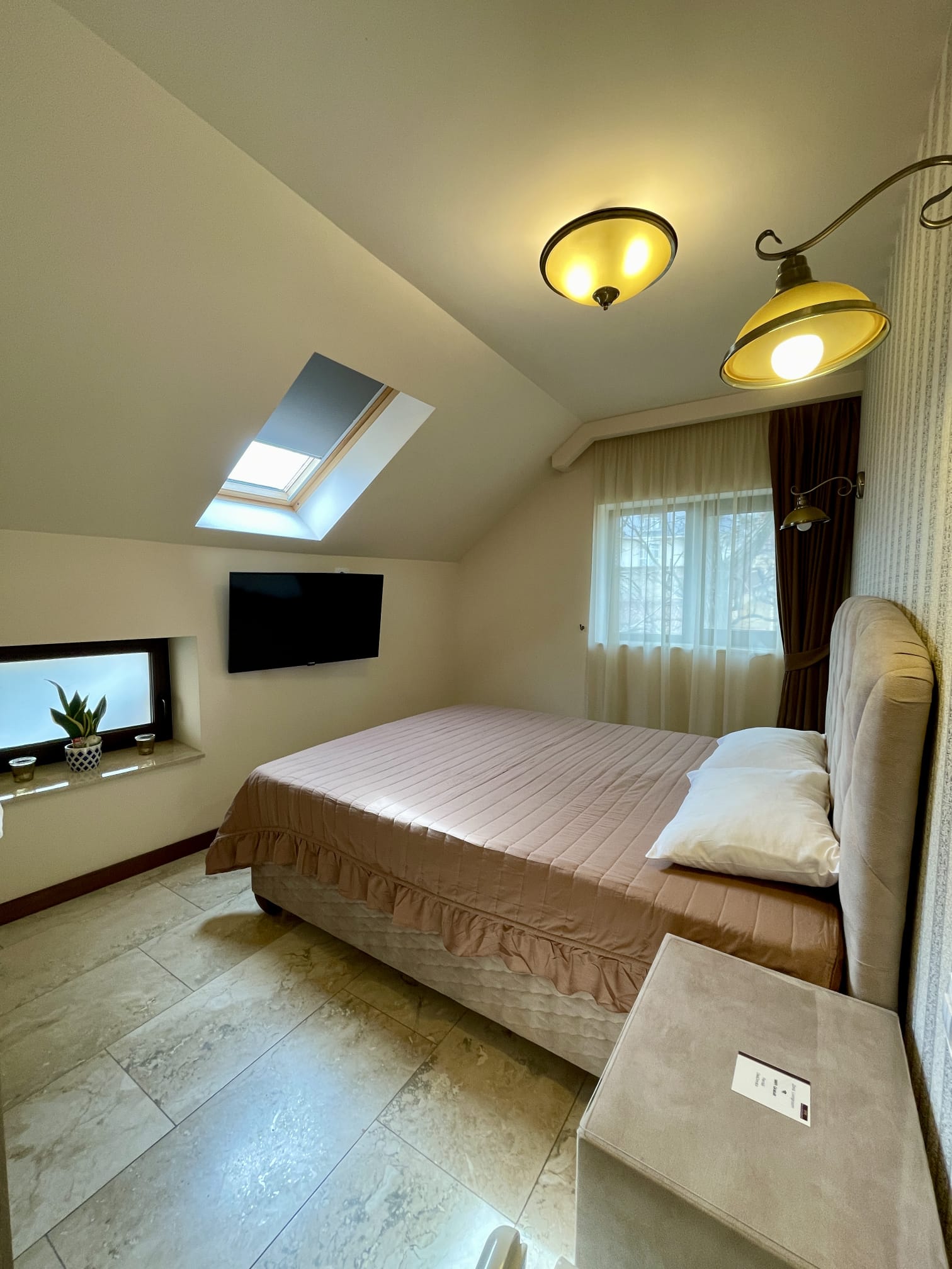 Detaliu cameră dublă matrimonială Villa DeaDorata