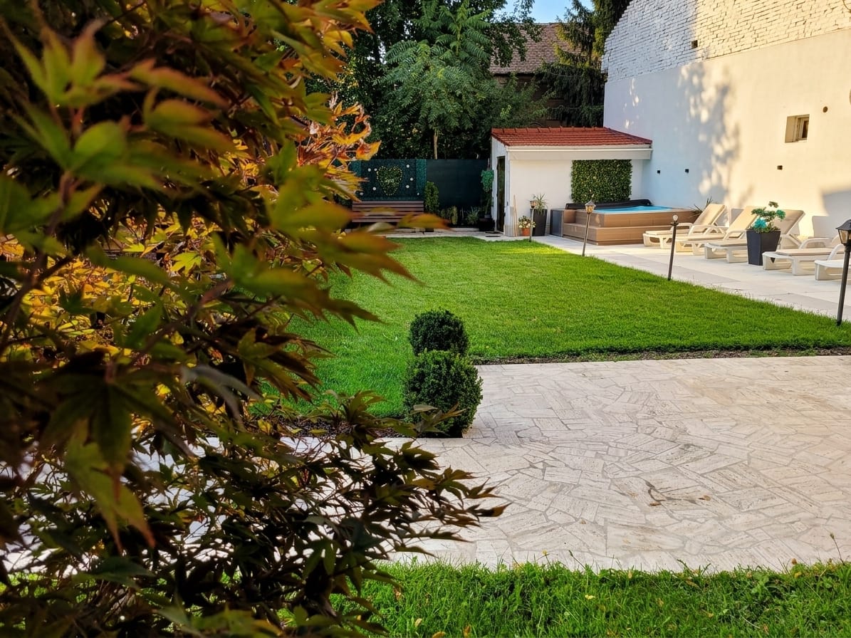 Grădina Villa DeaDorata cu spațiu verde și zone de relaxare