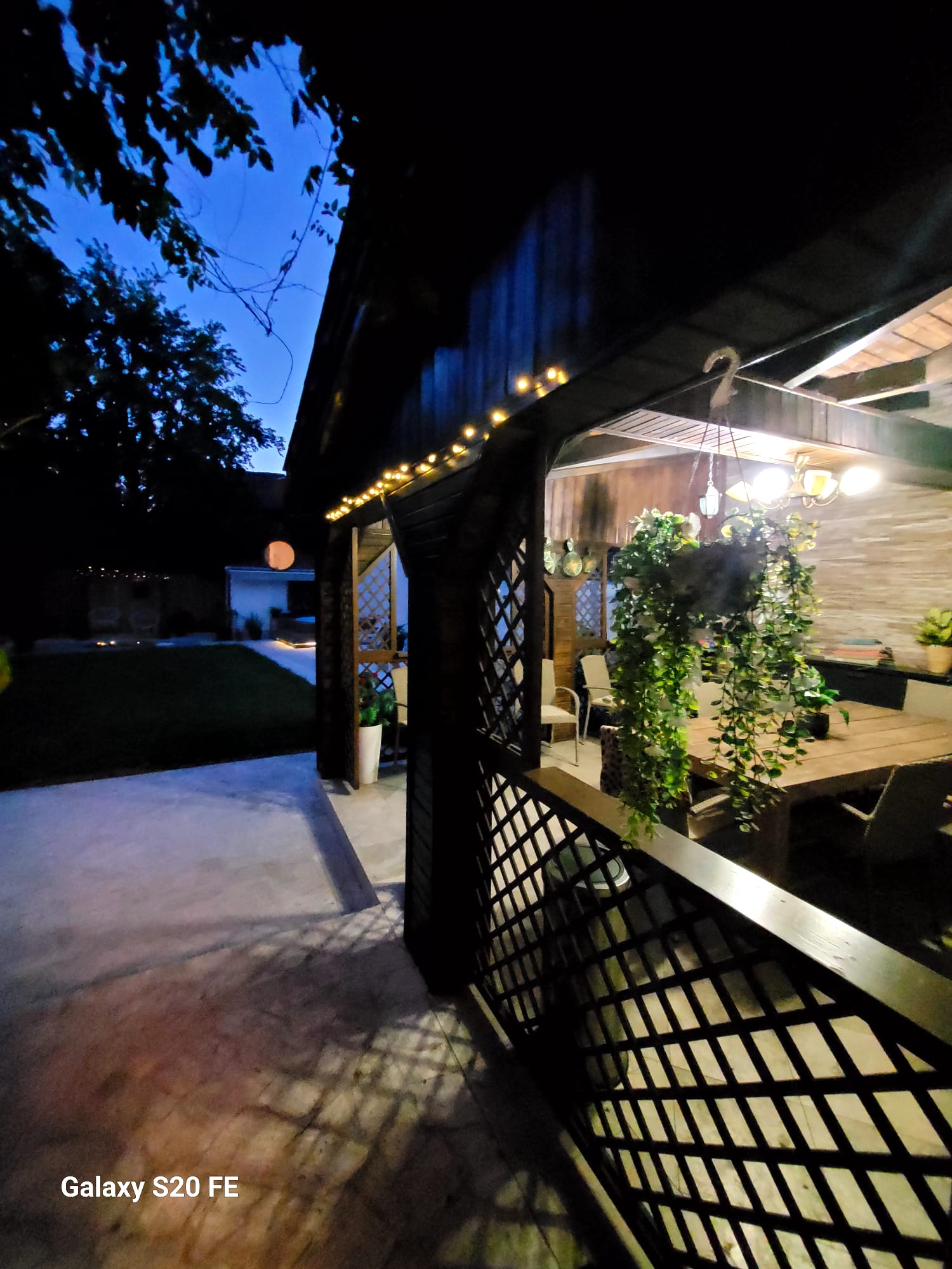 Foișorul Villa DeaDorata seara cu luminițe și plante agățătoare