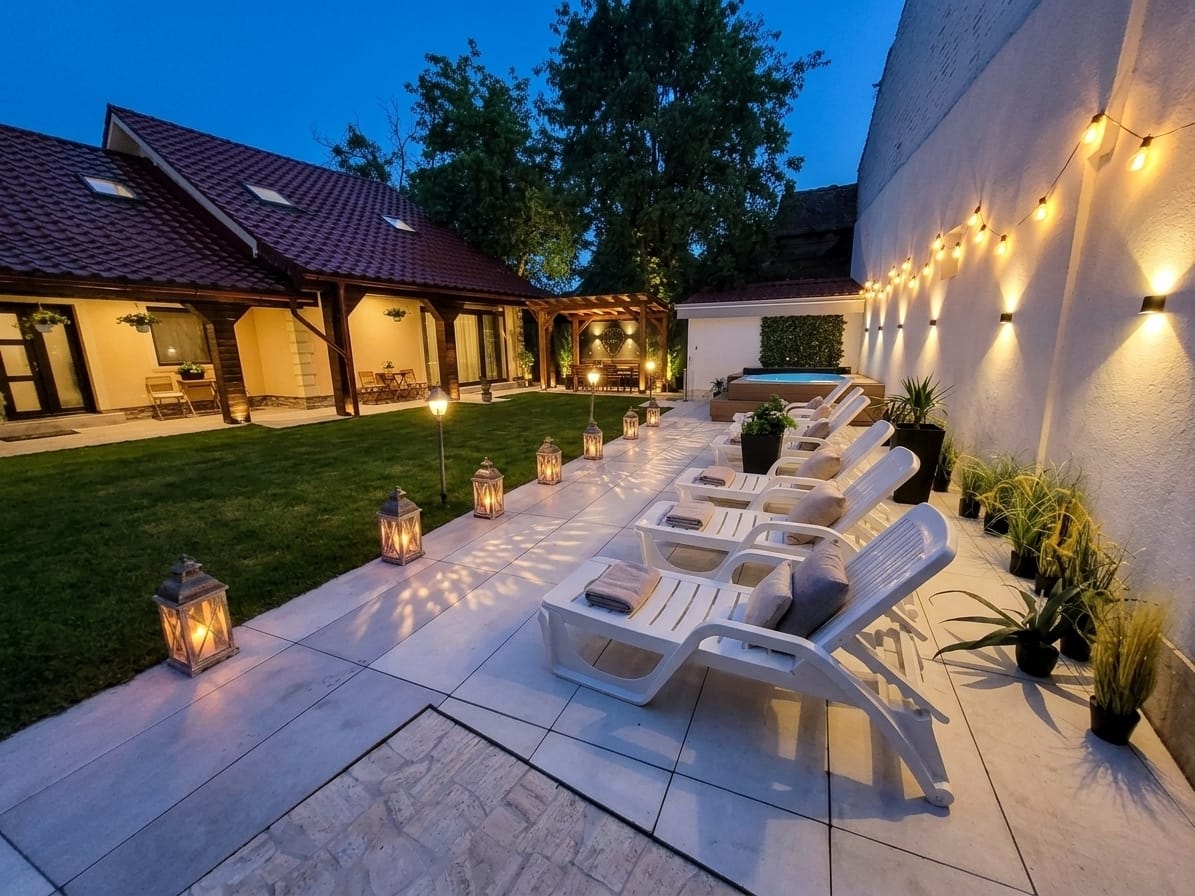 Piscina Villa DeaDorata iluminată noaptea