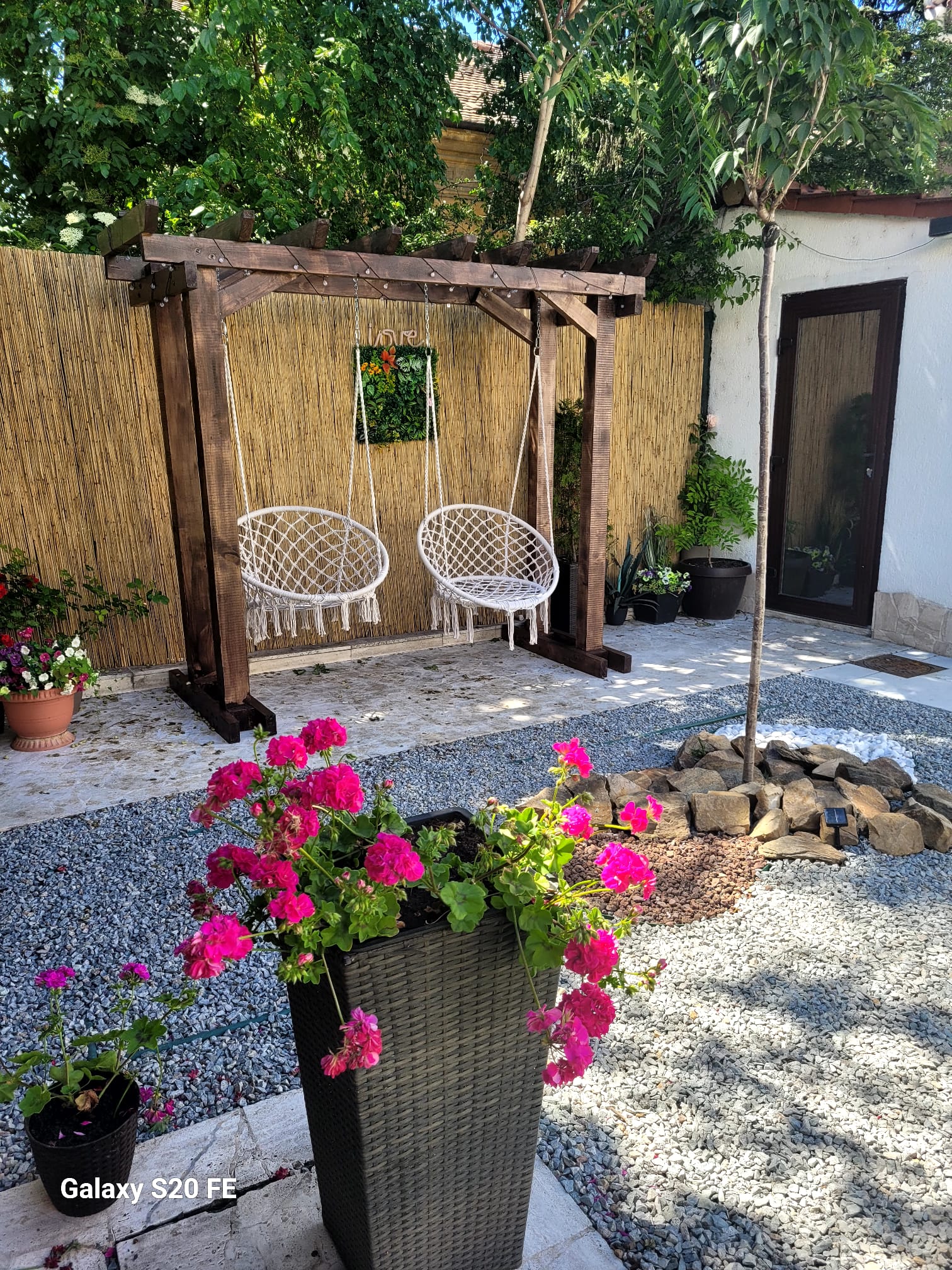 Zona de relaxare cu leagăne macramé și flori la Villa DeaDorata