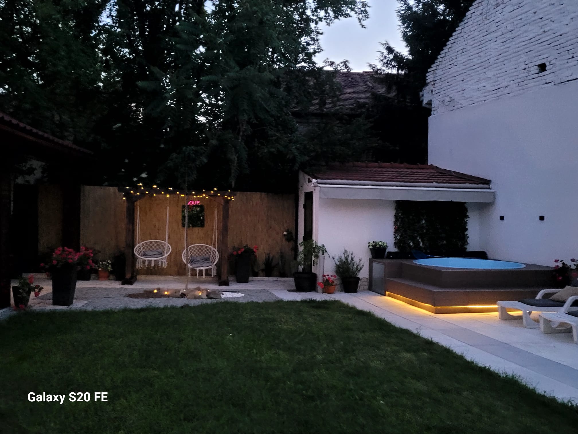 Leagăne macramé și flori în curtea Villa DeaDorata